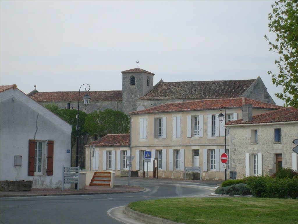 Le bourg de Saint-Hippolyte by FrenchCobber