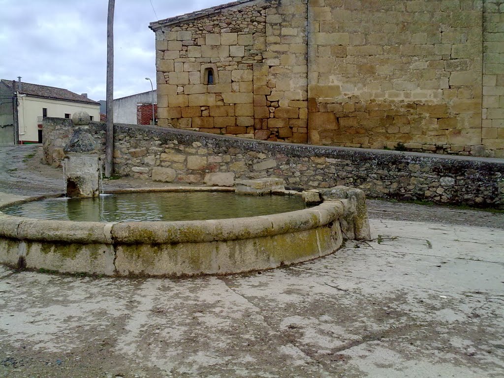 Fuente tras la iglesia. by o rey do café