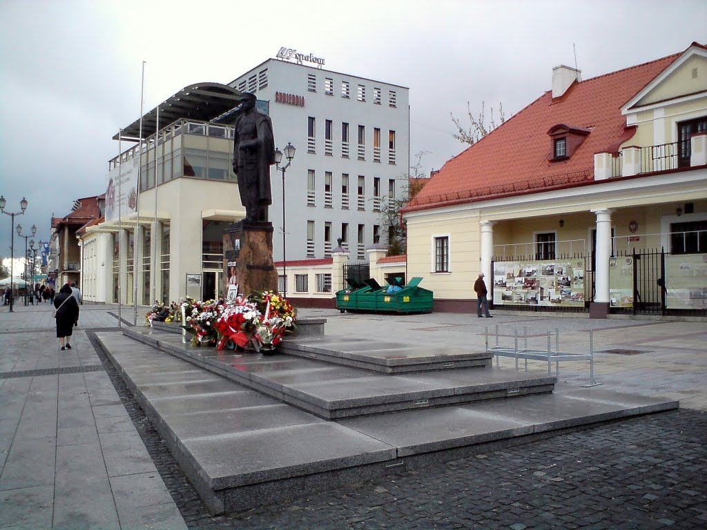 Białystok - pomnik marszałka Józefa Piłsudskiego (monument) by JerzyI