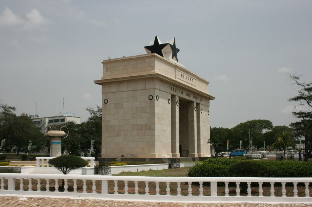 LB - Independence Monument - side view by Boettner