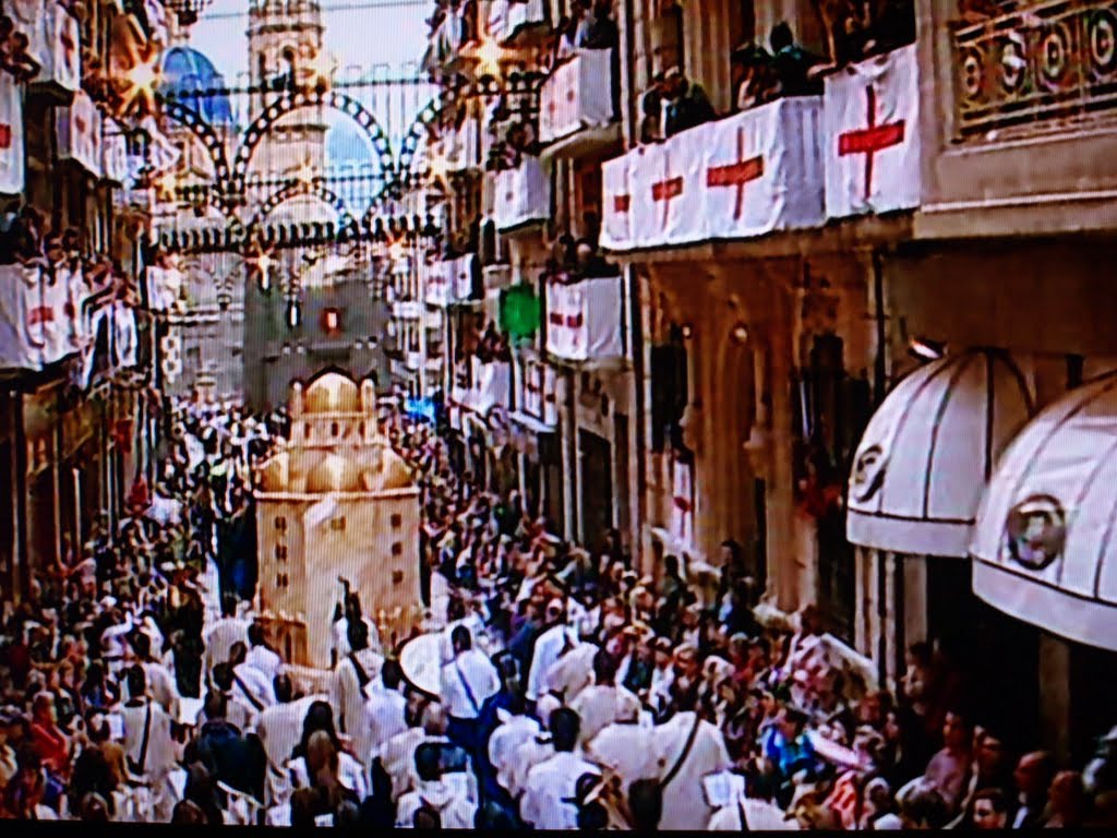 ALCOY VIVE SUS FIESTAS DE MOROS CRISTIANOS. LAS MEJORES DEL MUNDO DE CLARADAS DE INTERES INTERNCIONAL by D. VERDU