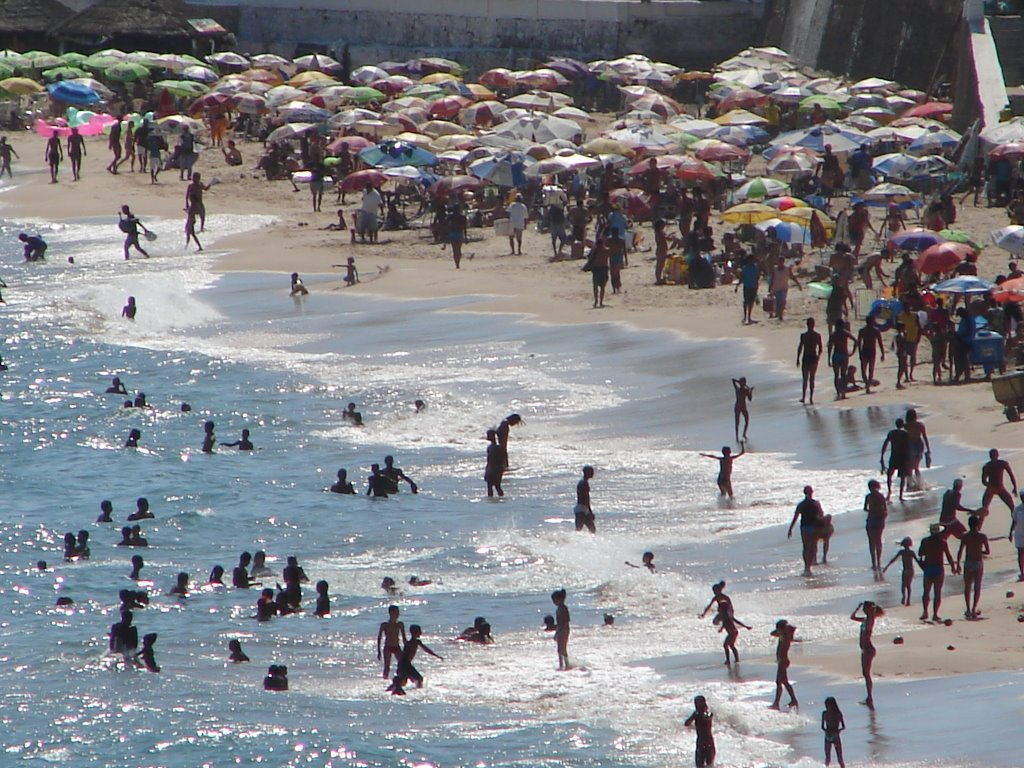 Praia do Farol da Barra by Mauricio França