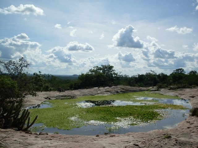 Lagoa no alto do morro. São Domingos-BA by Jorge LN