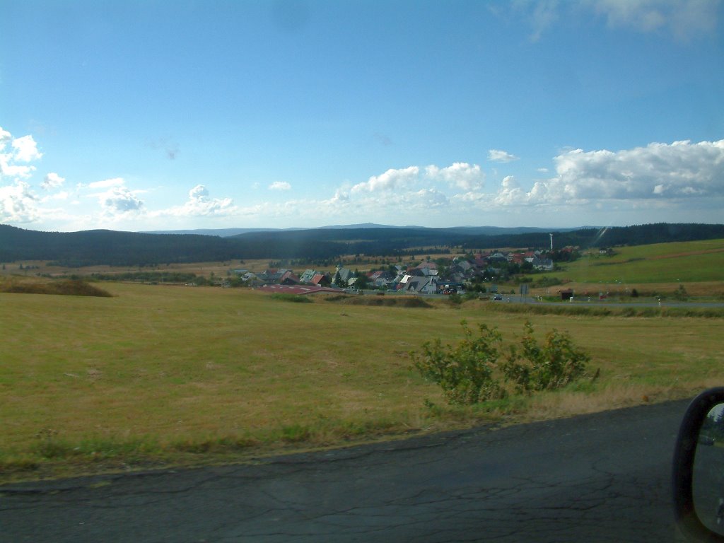 Boží dar ze severu od celnice (Gottesgab aus Nord von Zollgebäude) 12.9.2004 by Michal Špiřík