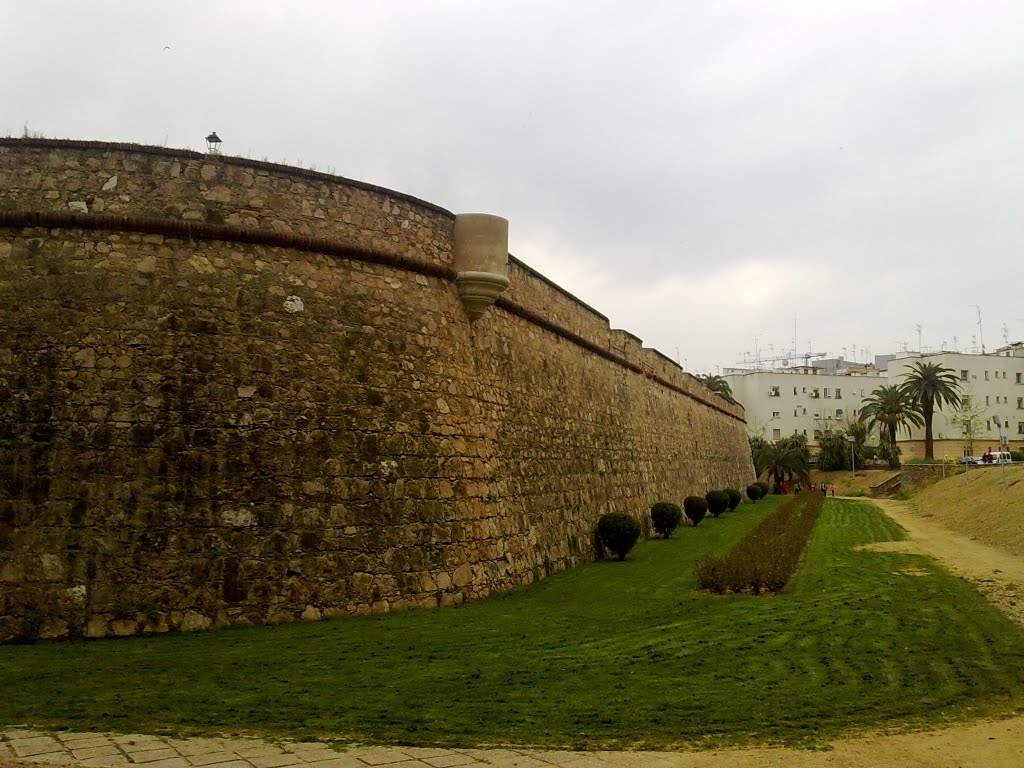 Uno de los fuertes de Badajoz. Abril de 2010 by viajeroandaluz