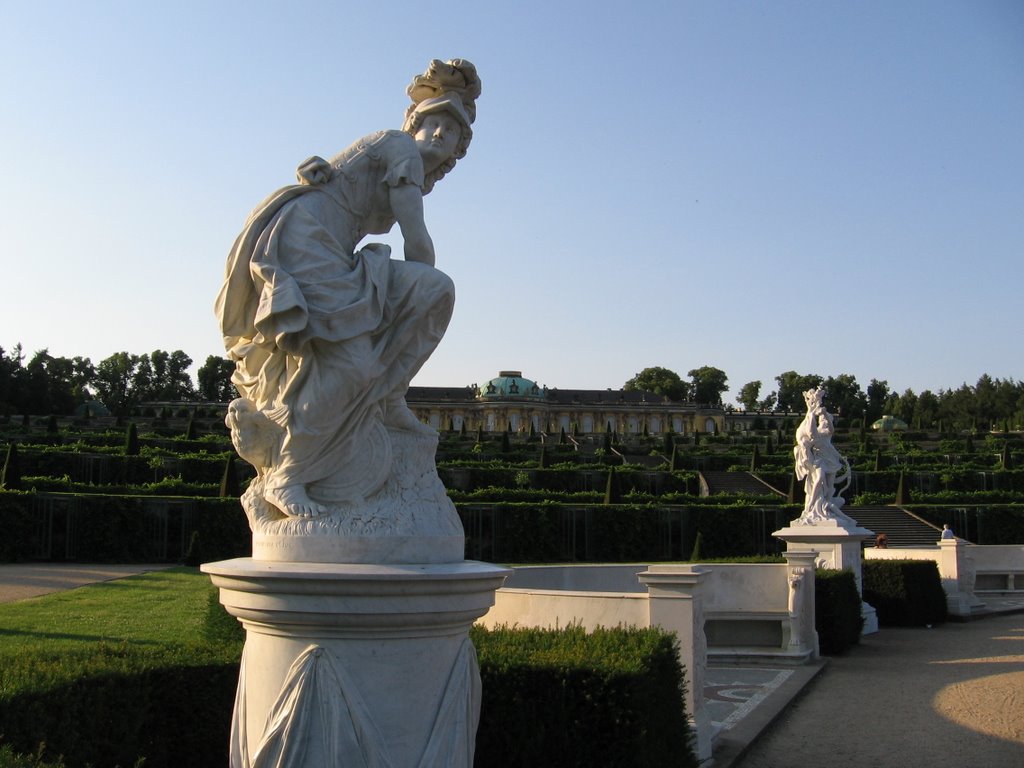 Statuia zeiţei Minerva (Atena) şi Palatul Sanssouci / Statue of goddes Minerva and Palace Sanssouci / Statue der Göttin Minerva und Schloß Sanssouci by horalex