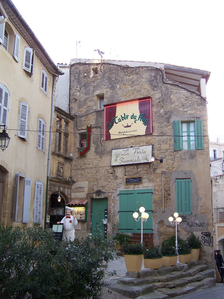 La rue du Moulin d'Isnard, Salon-de-Provence by FGuertin