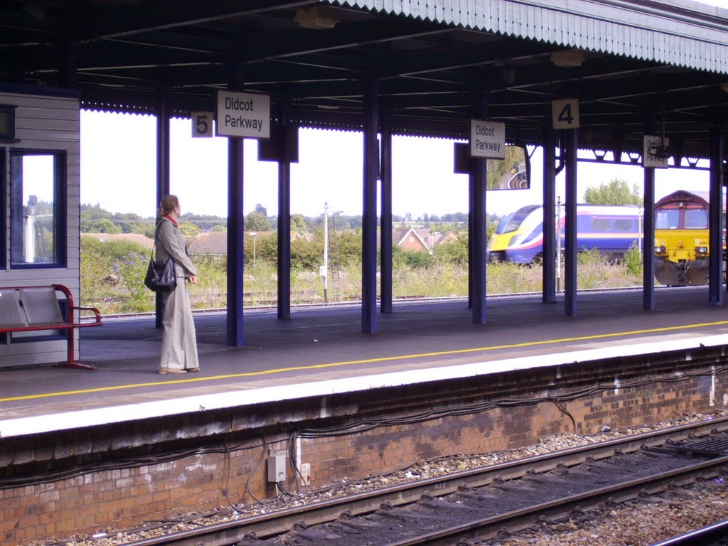 Pillars, Didcot Parkway by Matty UK