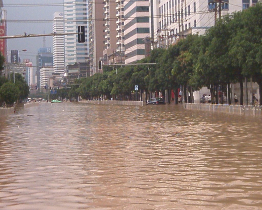 2005.10 雨后水淹“金融街”湖东路 by shark-u