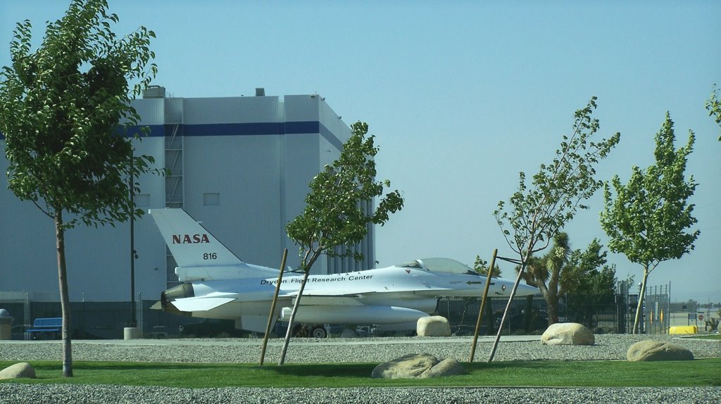 NASA Drydon F-16 static display by markr52