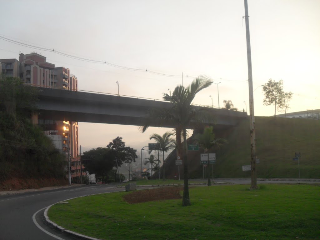 Viaduto da Av. Independência ao amanhecer, sábado - 24/04/10 by parente do marquês