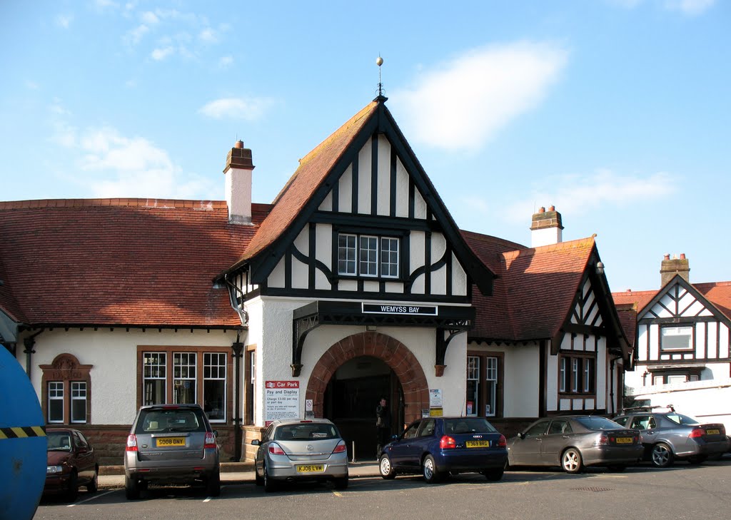 Weymss Bay Railway Station : Scotland by Calroy