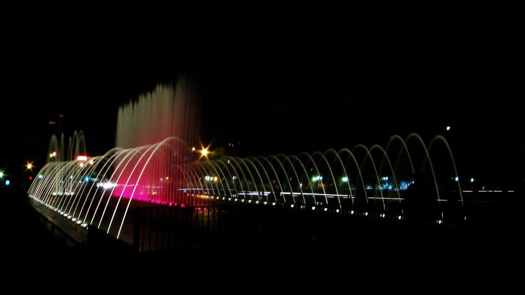 (1.261) Fuente de Aguas Danzantes, Plaza a La Aviación, Providencia, Santiago de Chile by Patricio Cabezas