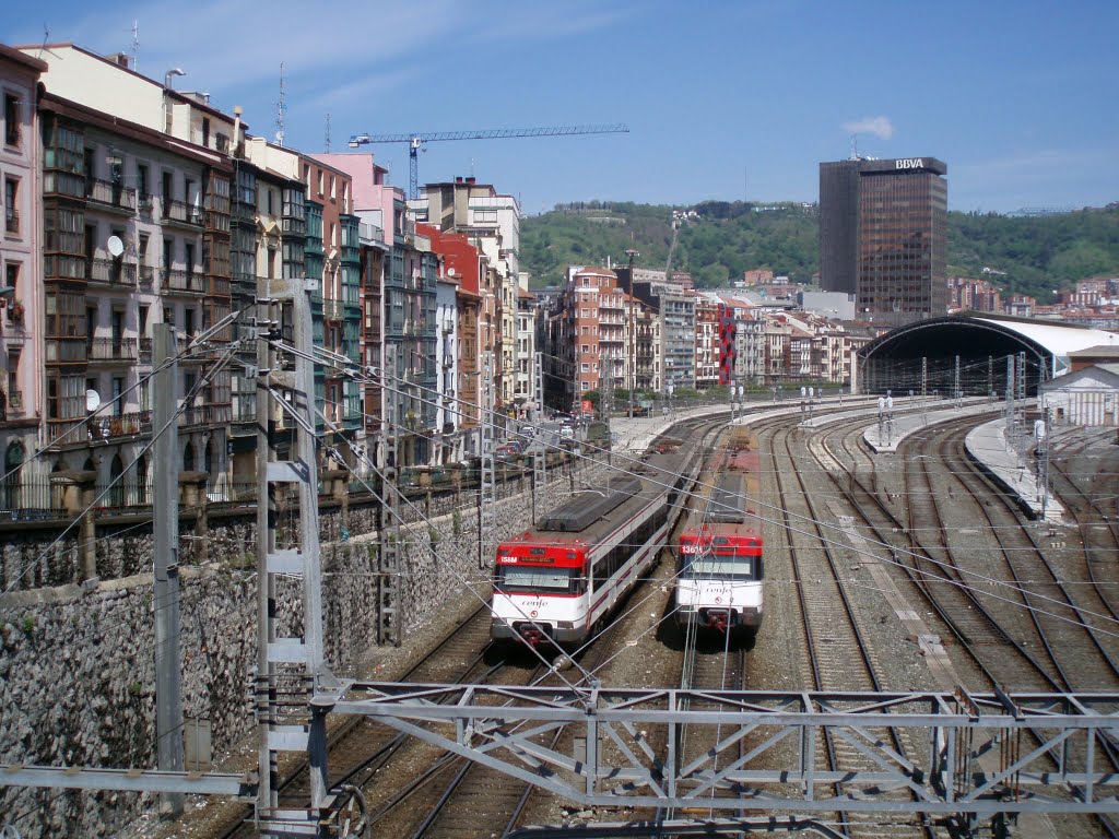 Dos unidades de Cercanías entrando en la estación de Abando-Indalecio Prieto by xabier3007