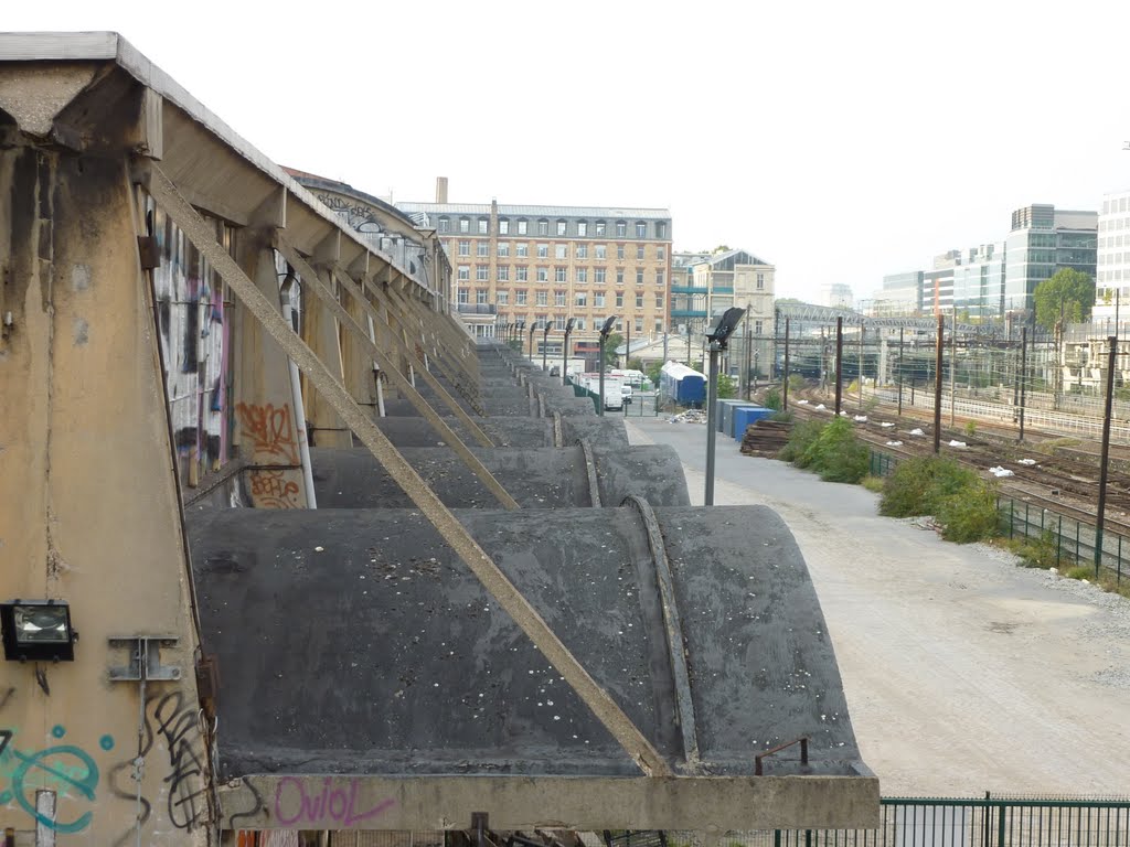 Vue de la voie ferrée et des entrepôts depuis la passerelle by vincent13