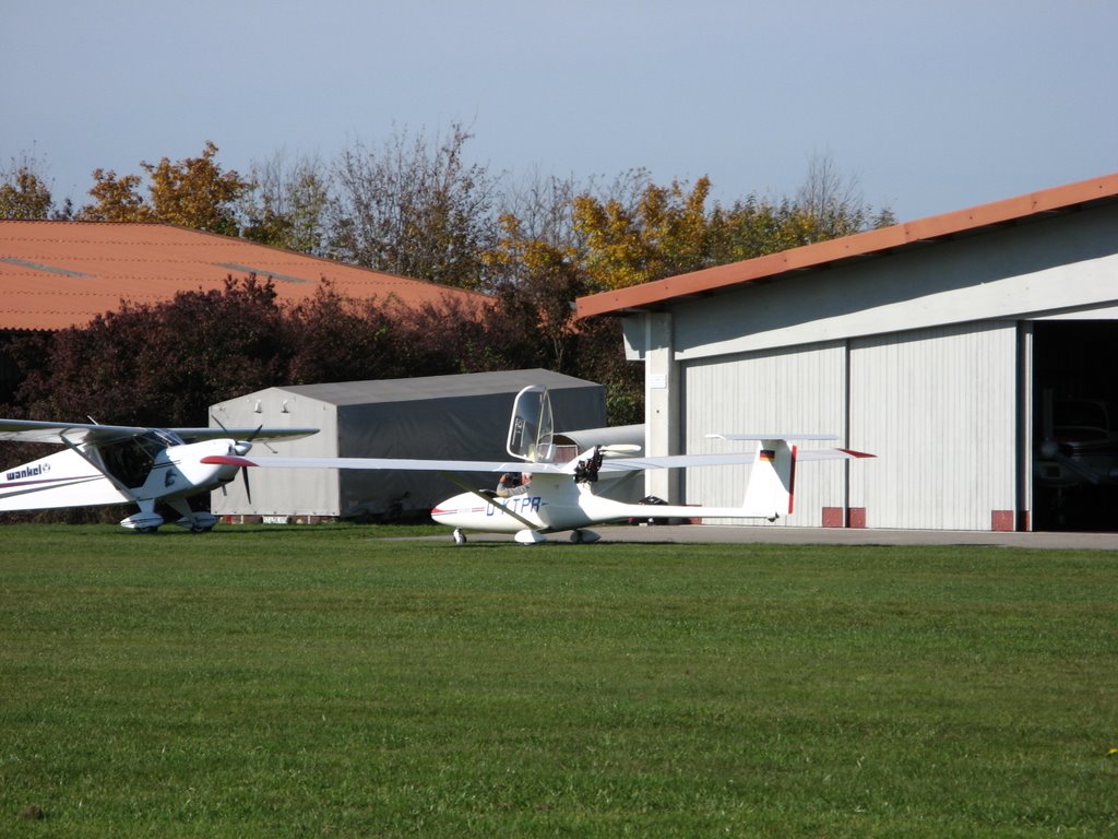 Piccolo D-KTPR bei der Startvorbereitung auf dem Flugplatz Bad Wörrishofen by Joachim Bettendorf