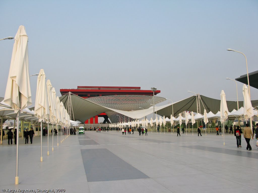 Walkway to China Pavilion by invidia