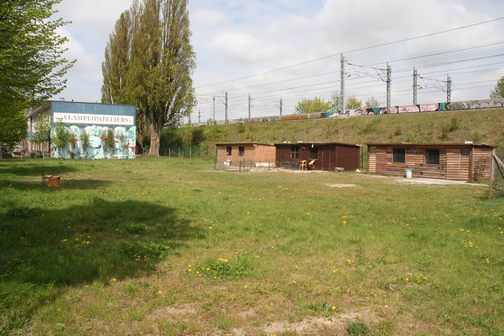 Houten keten en tuinvorming in de wei langs de spoordijk en Vlampijpstraat. by Carl030nl