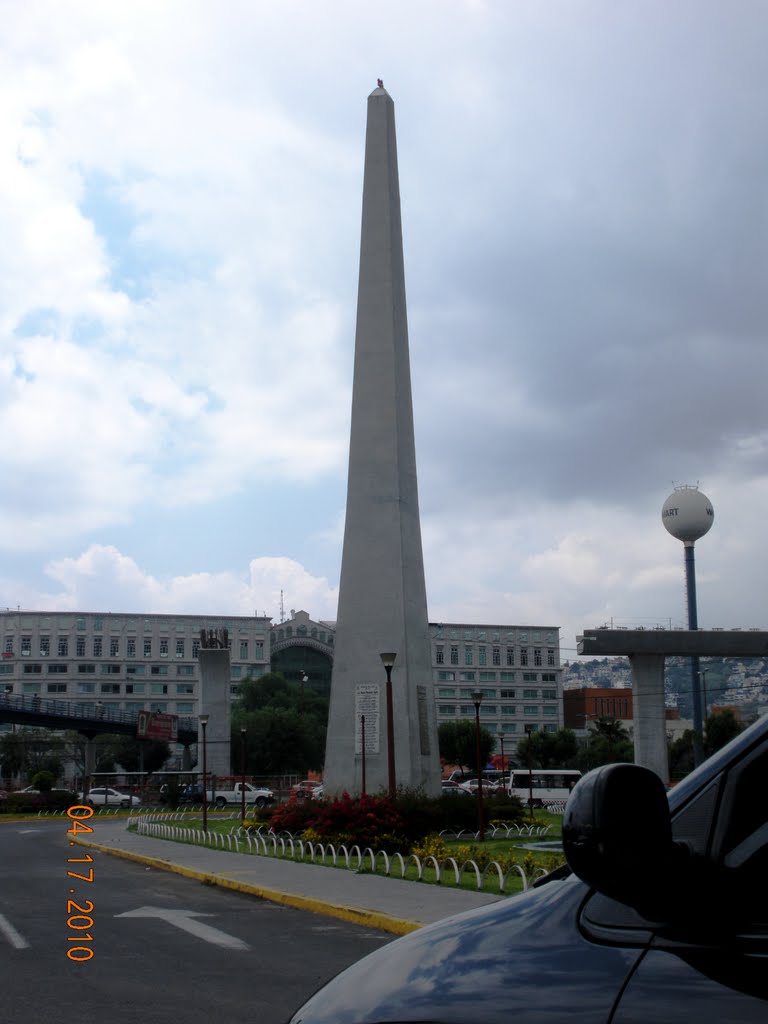 Obelisco en mario colin y periferico by Daniel Martinez Flores