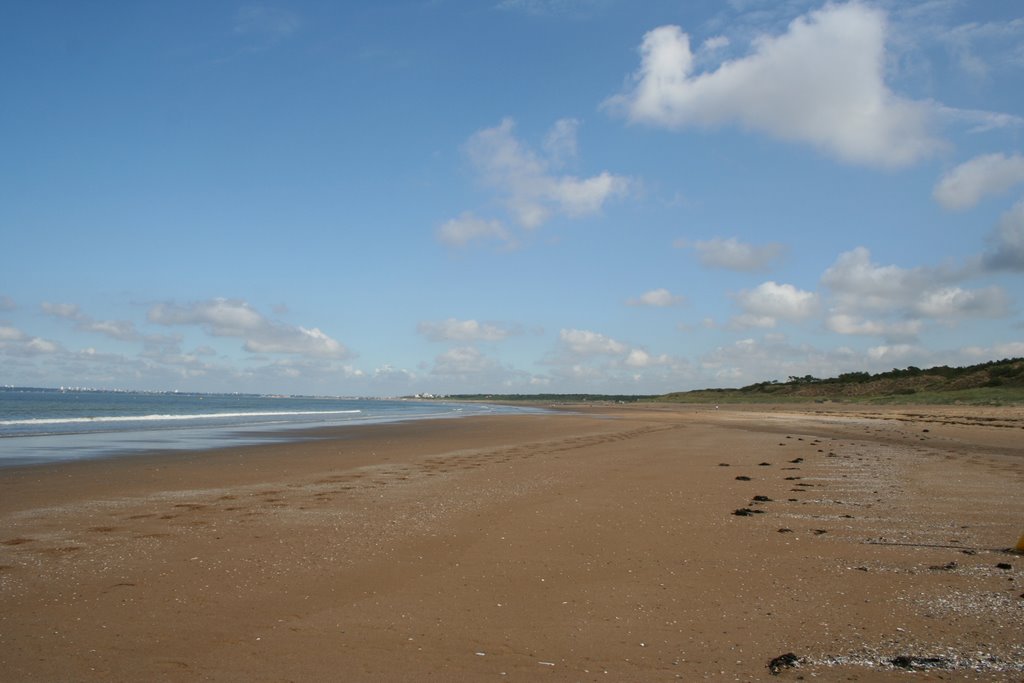 Beach in Bretagne by jesse haye