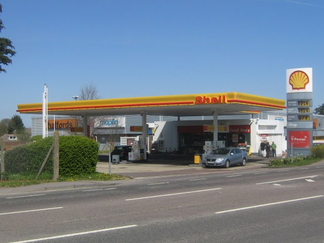 Shell, Basingstoke Petrol Station by Robert'sGoogleEarthPictures