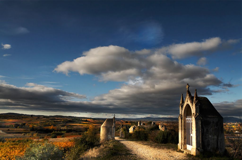 Calvaire à gignac, en automne by jean pierre delmur