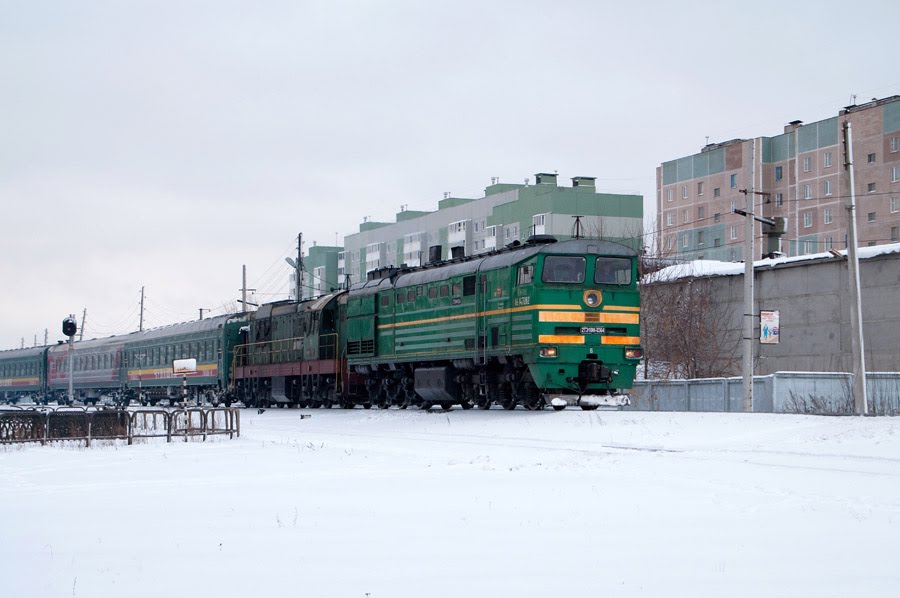 Тепловоз 2ТЭ10М-0364 секция А отправляется с тепловозом ЧМЭ3-1881 и дополнительным московским поездом №595 со станции Чебоксары Горьковской ЖД / Diesel locomotive 2TE10M-0364 section A is departing from the Cheboksary station of Gorky division of RZD with the locomotive ČME3-1881 and the extra service #595 to Moscow (30/12/2009) by Dmitry A.Shchukin