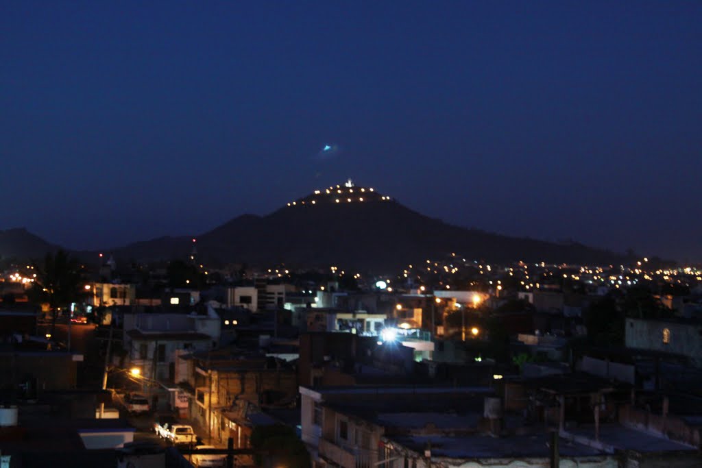 El cerro de la Cruz con OVNI y todo (real) by victor franco maya