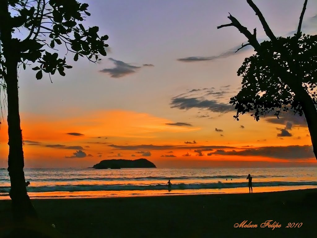 Crepúsculo en Playa Espadilla Norte, Manuel Antonio, Puntarenas, Costa Rica------------------------------------------------------------------------------------------------------------------------My email: artehuetar@gmail.com by Melsen Felipe