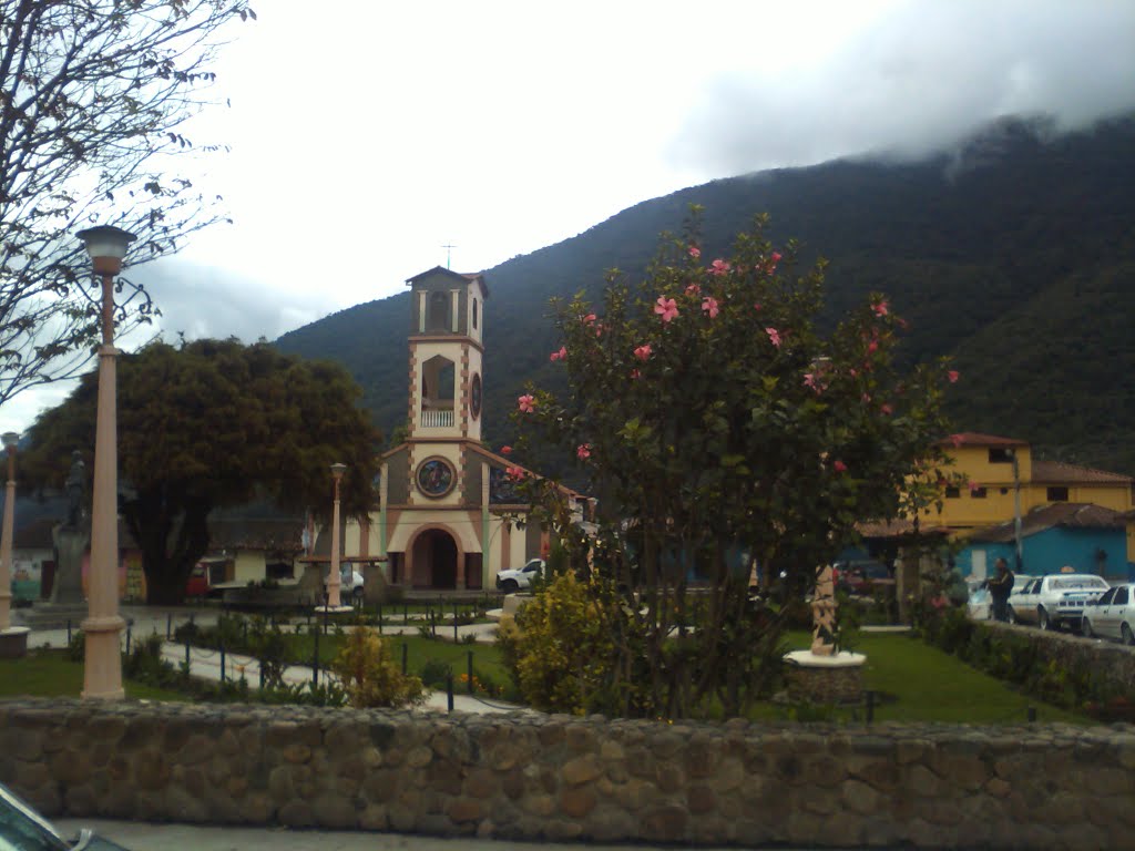 Plaza Bolivar de Santo Domingo by Julián Vielma