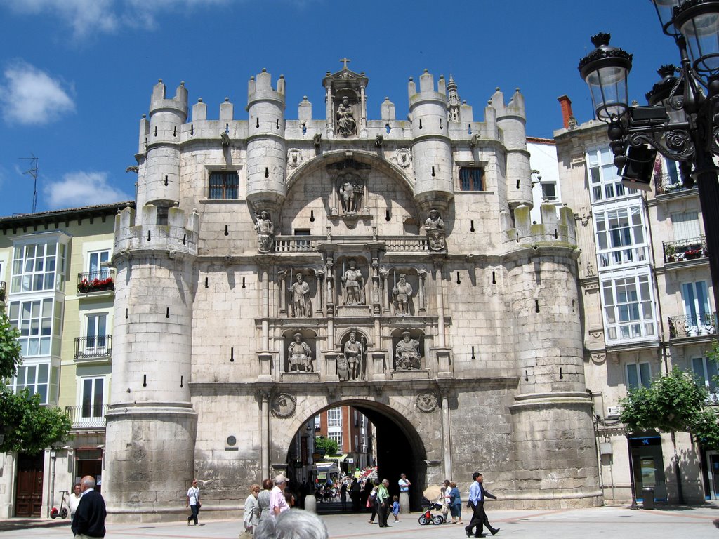 Arco de Santa María de Burgos. by Arturo García