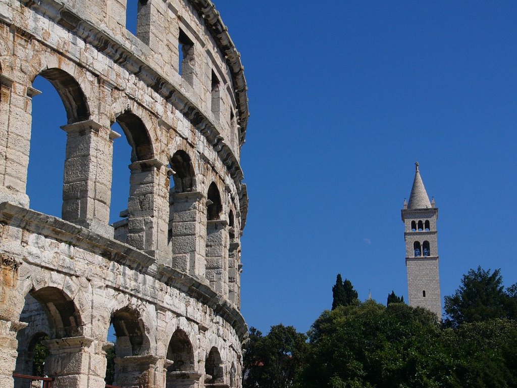 Pula, Amphitheater by Winu Kappa