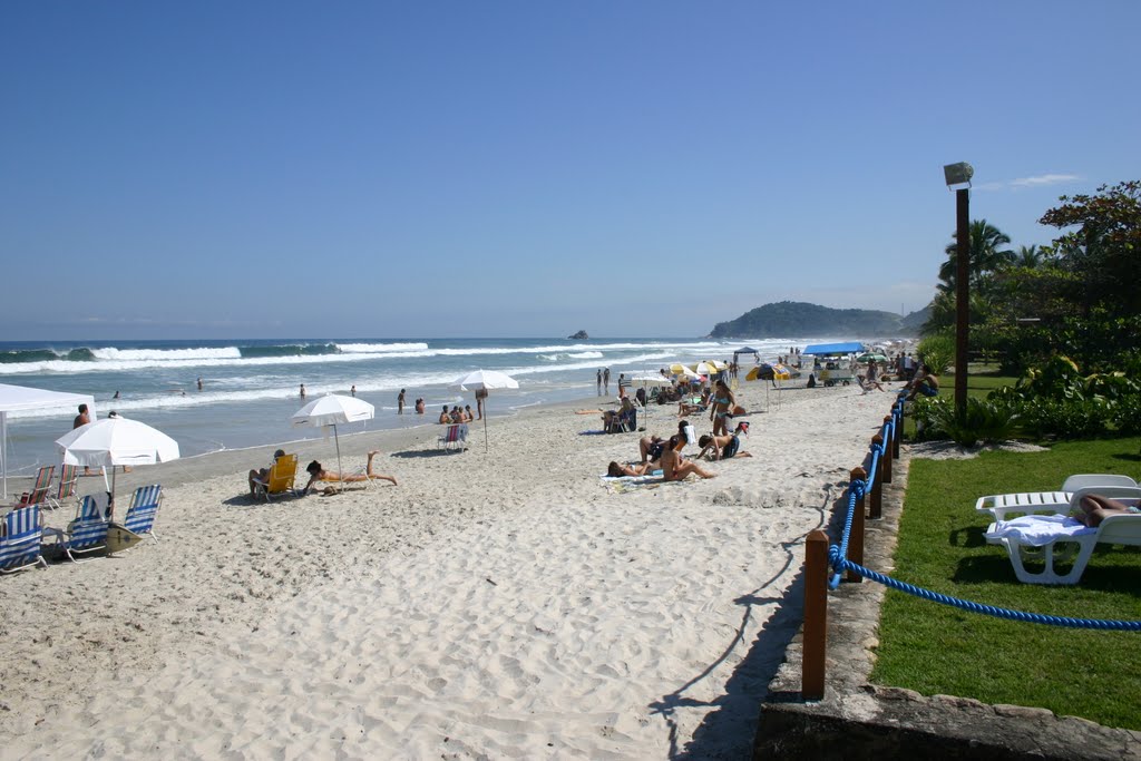 Praia de Juquehy by Lucio Villela