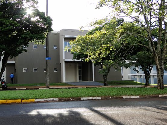 Vista frontal do Prédio da Ciências Sociais da Unioeste de Toledo, PR. by Ricardo Mercadante