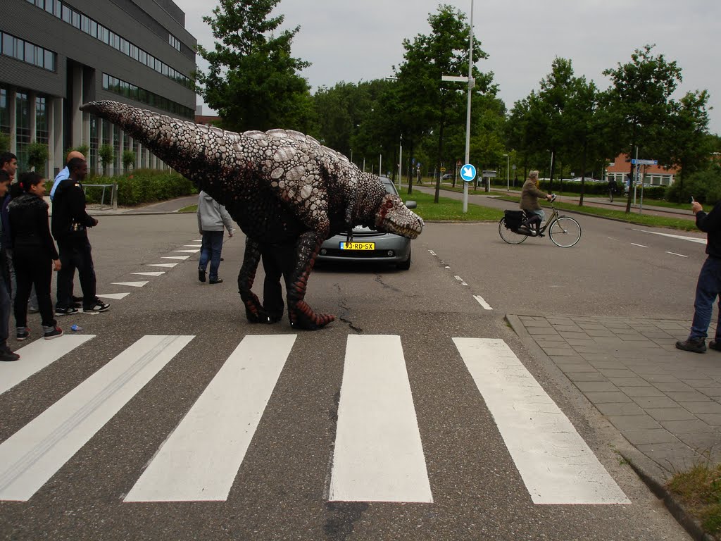 T-rex Xing at Naturalis Leiden by azztrid