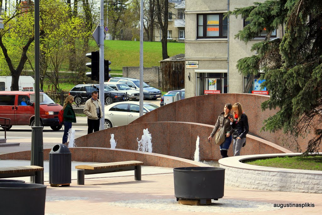 At fountain "Millennium bridges" by augustinasplikis