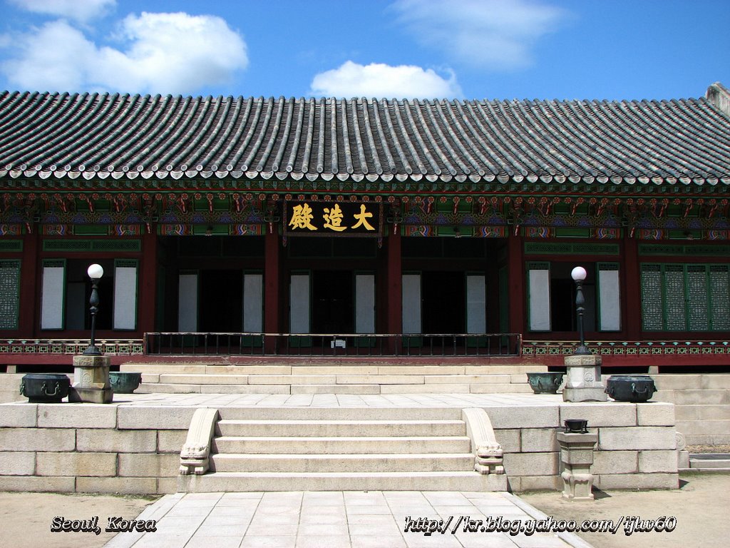 Changdeok palace by Lee Iljoo