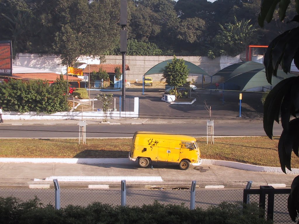 Kombi em conserto na rua by Lucio Villela