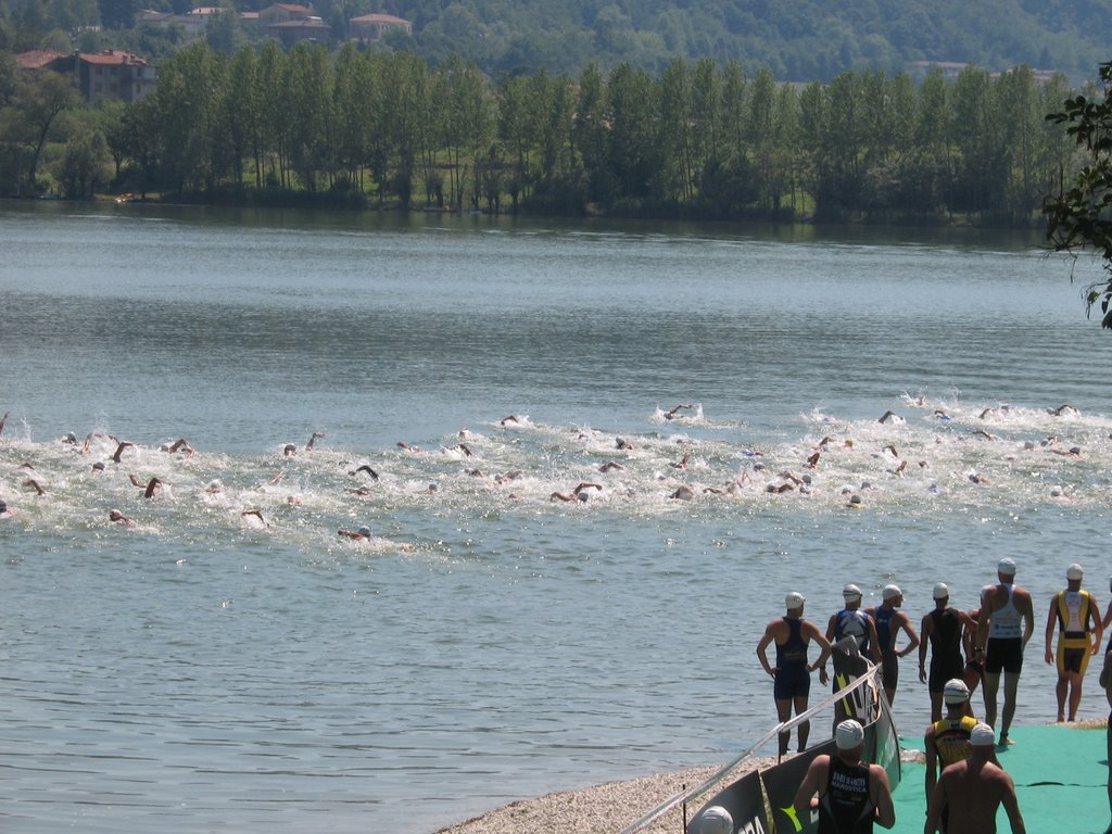 Swim of triathlon competition by Federico Lui