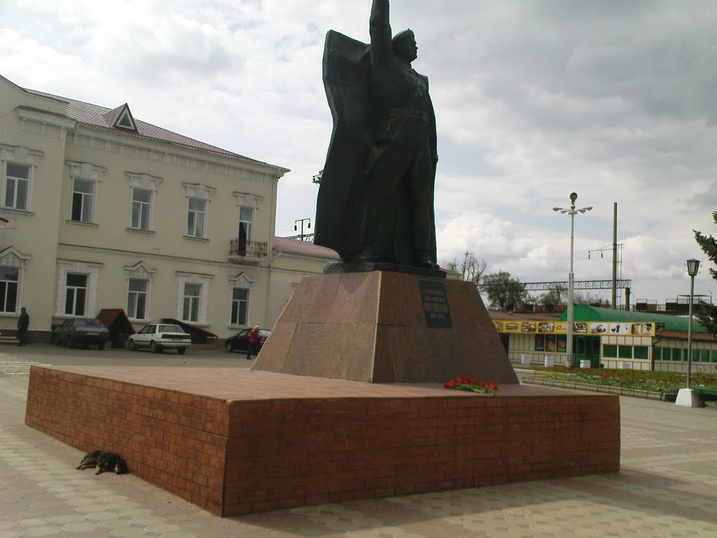 the area beside station monument hero of the Civil war Kotovskomii G.I. площадь у вокзала памятник герою Гражданской войны Котовскому Г.И. by Bondar44