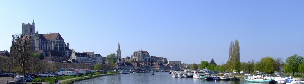 Veduta di Auxerre dal fiume Yonne by paolo salabue