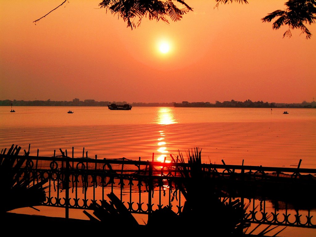 Hanoi sunset by Gianviet