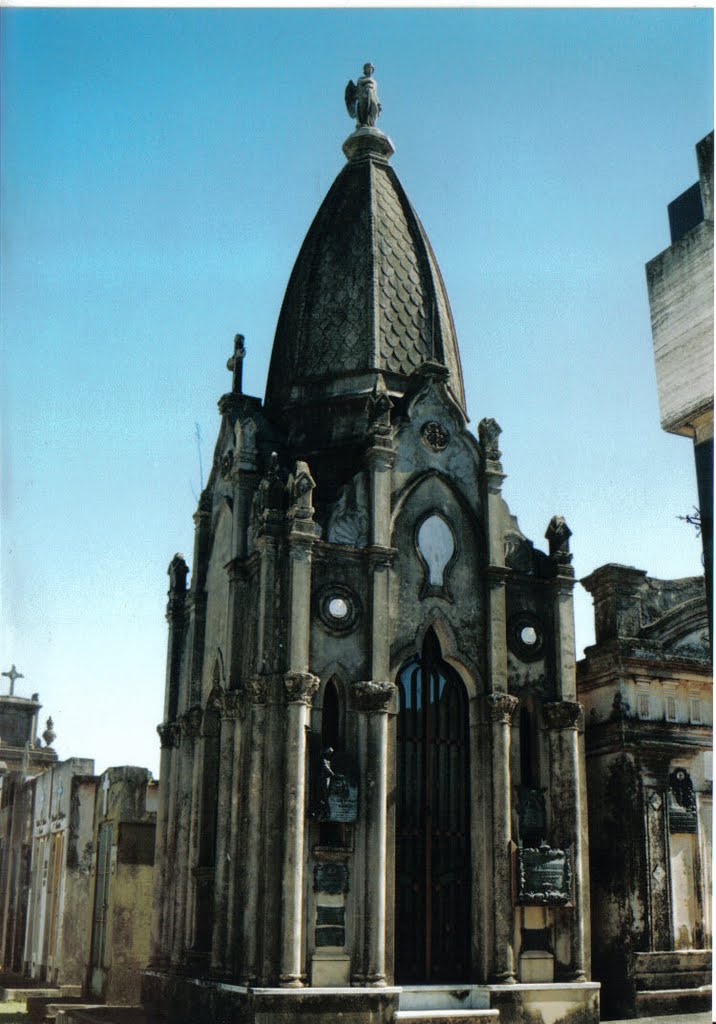 Arquitectura funeraria neogótica by Hernance