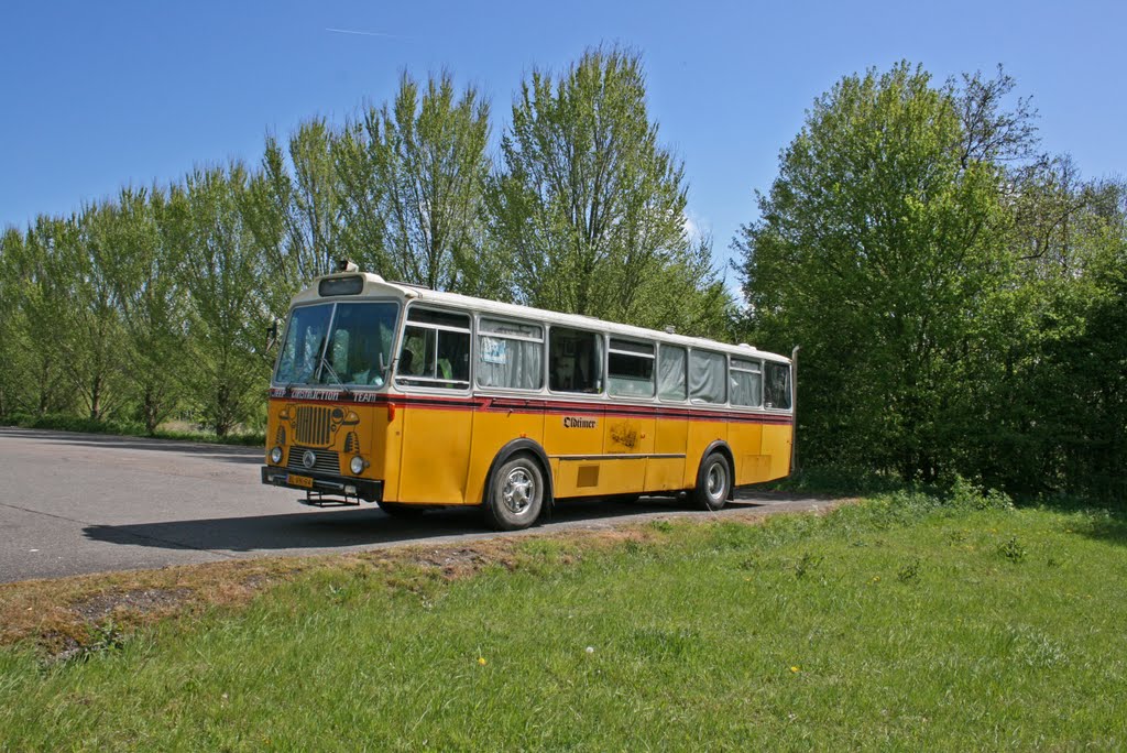 Oude bus by Paul Nechkova-Raven