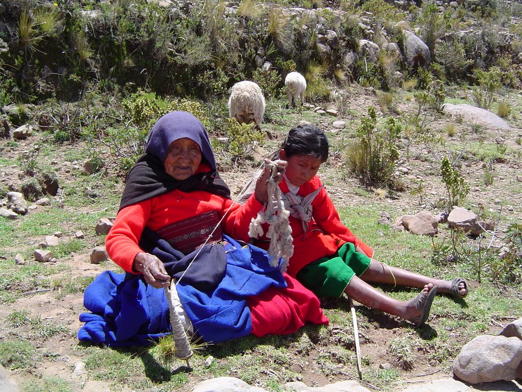 Anciana y nieta en Isla Taquile e Titicaca (Perú) by trumao