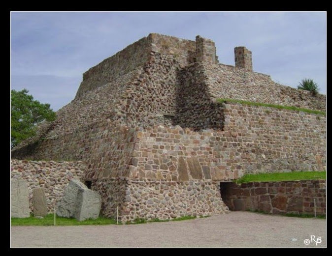 Monte Albán by Ruben Pinhuelas