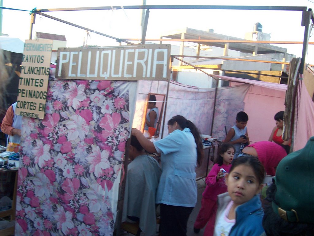 Bajo Flores: peluquería en la feria callejera del fin de semana by Mario Rabey