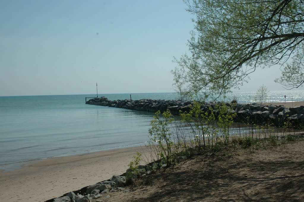 Gillson Park - the beach and harbor front. by grtsaganos