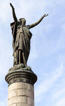 Monumento en recuerdo de las 2000 victimas del incendio de la Iglesia de la Compañia en 1863. Plaza La Paz by todobal