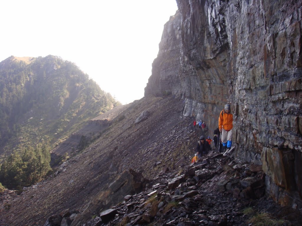 Tai 大覇尖山基座，慎防落石。2010-04-19) by Tai2 泰